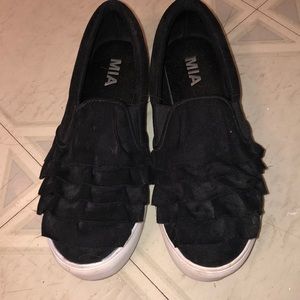 Slip on black sneakers with fringe design